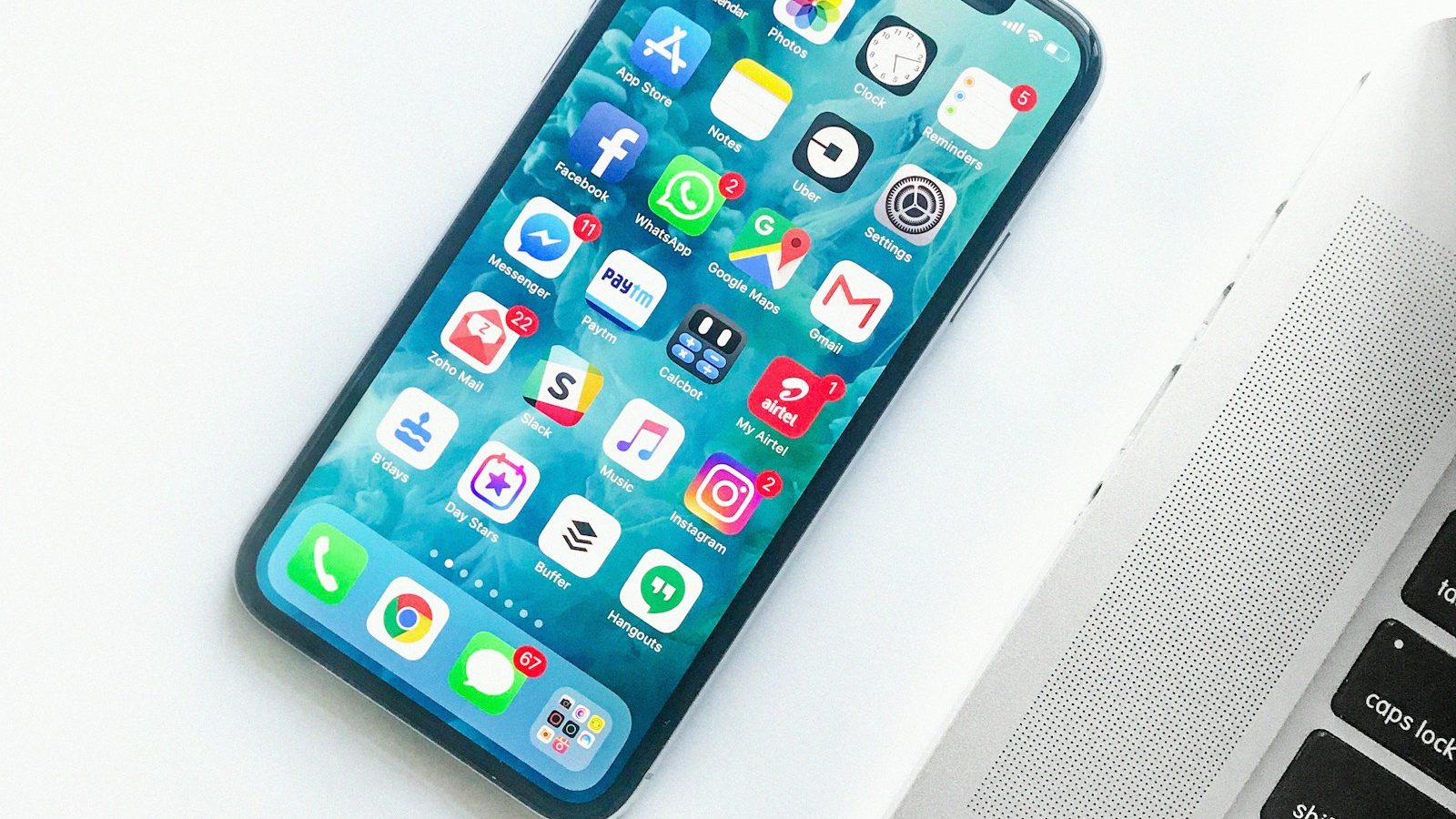 桌面上的 iPhone